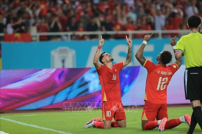 Hoàng Hên và Xuân Son ăn mừng bàn thắng san bằng tỷ số 1 - 1 cho đội tuyển Việt Nam ở phút 52. Ảnh: Minh Quyết/TTXVN