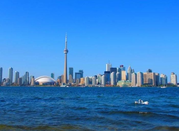 Tháp Toronto và các công trình cao tầng của thành phố nằm bên bờ hồ Ontario. Ảnh: tripadvisor