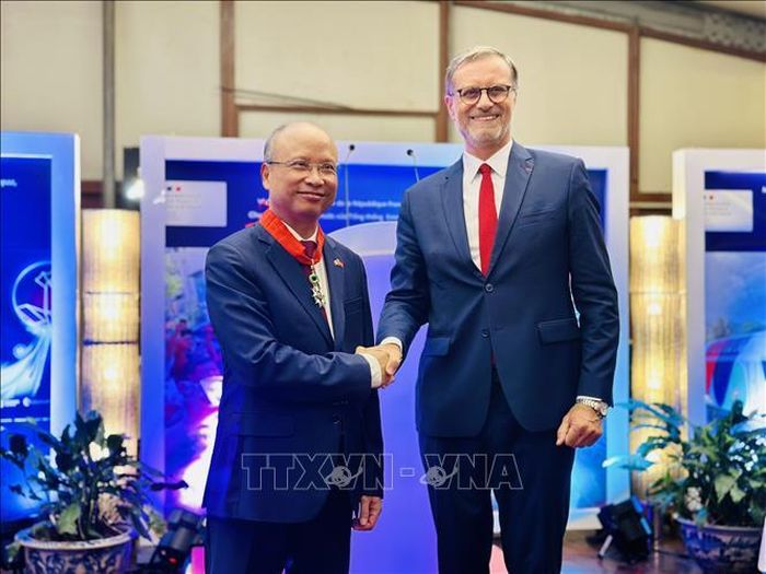 Thừa ủy quyền của Tổng thống Cộng hòa Pháp, Đại sứ Pháp tại Việt Nam Olivier Brochet trân trọng trao Huân chương Bắc đẩu Bội tinh tặng Đại sứ Đinh Toàn Thắng.