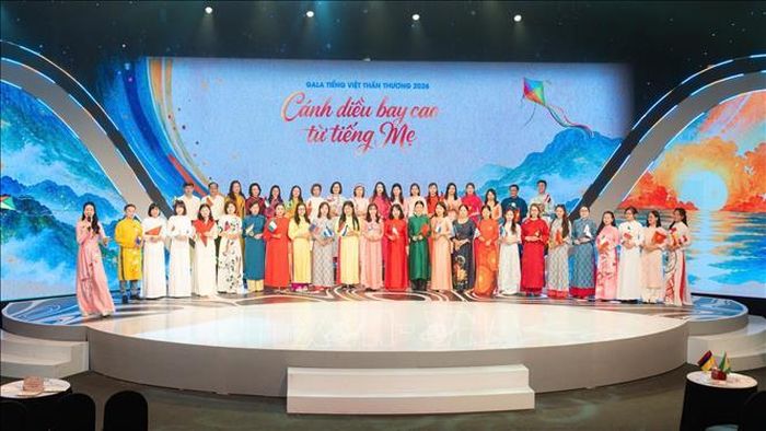 Giáo viên người Việt Nam ở nước ngoài chụp ảnh cùng các Sứ giả tiếng Việt ở nước ngoài năm 2026. Ảnh: TTXVN phát