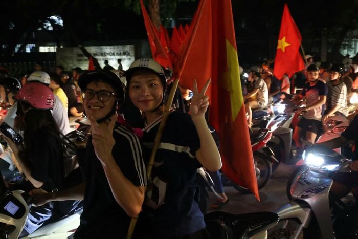 Ai cũng vui vẻ, phấn khích trước chiến thắng của đội tuyển Việt Nam.
