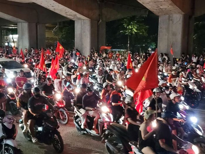 Phương tiện xe máy tràn ngập phố phường của người hâm mộ ăn mừng chiến thắng.