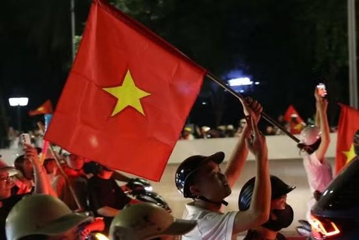 Cờ đỏ sao vàng tung bay trên dọc các tuyến phố.