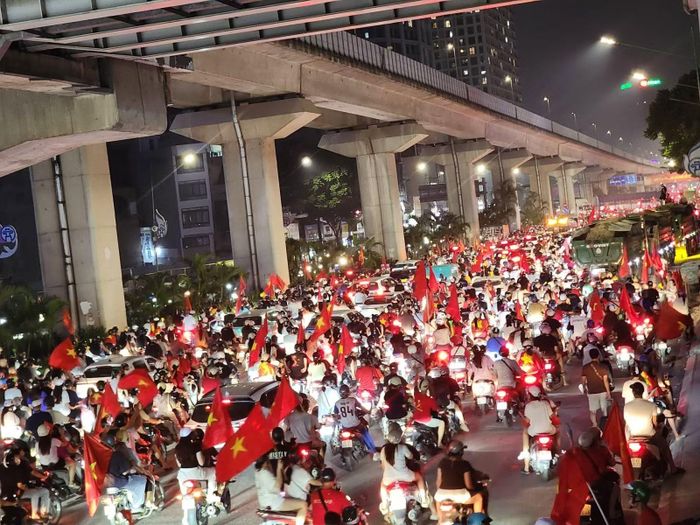 Sau trận đấu, "biển người" mang theo cờ, kèn, trống, hô vang khẩu hiệu Việt Nam vô địch hướng từ Hà Đông vào nội thành.