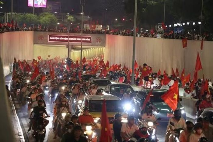 Cổ động viên đi qua hầm Kim Liên.