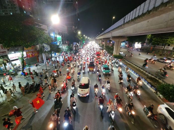 Từng đoàn xe lưu thông mừng đội tuyển Việt Nam giành chiến thắng