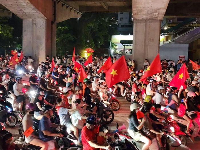 Hơn 22 giờ 30, tuyến đường Quang Trung - Nguyễn Trãi bị tắc cứng trong biển người.