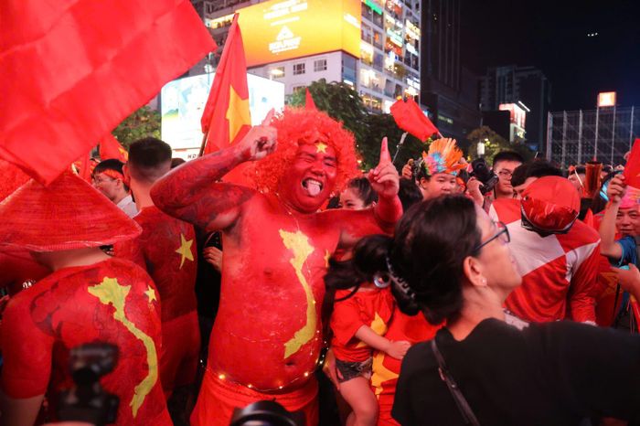 Băng-rôn, cờ, trống và kèn tạo nên không khí như ngày hội trên đường phố TP Hồ Chí Minh.