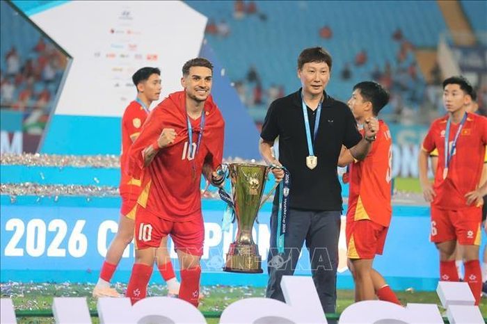 HLV Kim Sang Sik và Hoàng Hên - 2 nhân tố quan trọng cho thành công của trận đấu. Ảnh: Minh Quyết/TTXVN