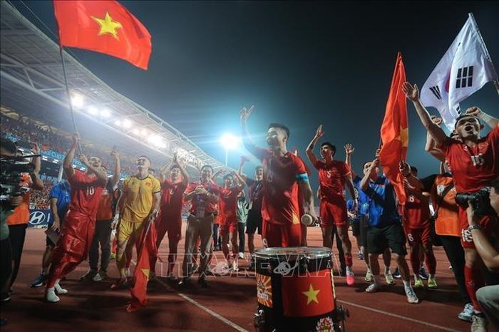 Đội trưởng Quang Hải phấn khích cùng đồng đội ăn mừng chức vô địch. Ảnh: Minh Quyết/TTXVN