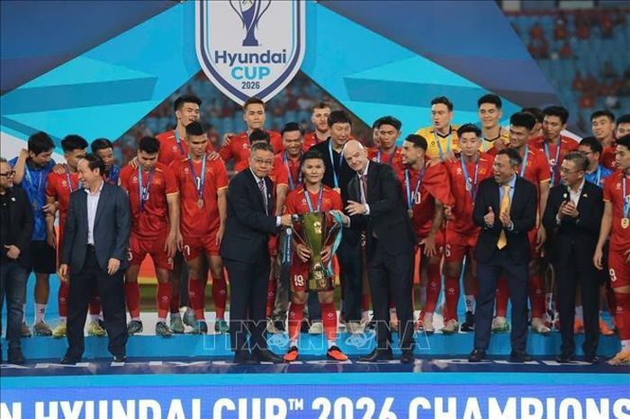 Chủ tịch FIFA Gianni Infantino trao cúp vô địch ASEAN Cup 2026 cho đội tuyển Việt Nam. Ảnh: Minh Quyết/TTXVN