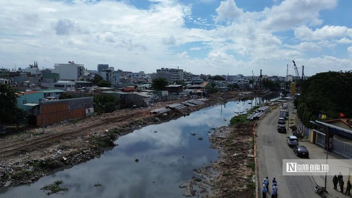 Trong năm 2026, Tp.HCM đặt mục tiêu di dời khoảng 2.921 căn nhà, đồng thời khởi công dự án rạch Văn Thánh. Trong ảnh là dự án cải tạo môi trường, xây dựng hạ tầng Rạch Xuyên Tâm, khu vực trên hàng trăm căn nhà được di dời, xây dựng tuyến đường ven kênh.