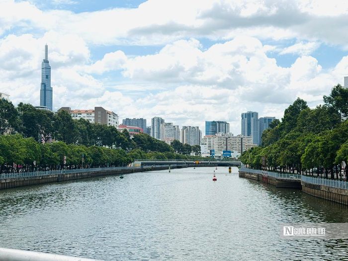 Kênh Nhiêu Lộc - Thị Nghè từng là một trong những dòng kênh đen, tuy nhiên sau khi được Tp.HCM cải tạo, hiện nay đây là một con kênh sạch đẹp bậc nhất của thành phố. Không chỉ tạo tuyến lưu thông 2 bên bờ, không gian cây xanh, công viên cũng là nơi phục vụ người dân.