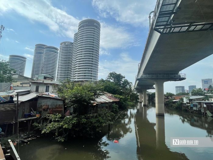 Tp.HCM đặt mục tiêu đến năm 2030 hoàn thành di dời 41.540 căn nhà trên và ven sông, kênh, rạch. Để thực hiện, thành phố dự kiến triển khai 115 dự án chỉnh trang đô thị tại 53 phường, xã, với tổng vốn khoảng 396.875 tỷ đồng. Trong ảnh là khu nhà ven kênh Rạch Văn Thánh, nằm sát bên những khu đô thị, khu dân cư sầm uất.