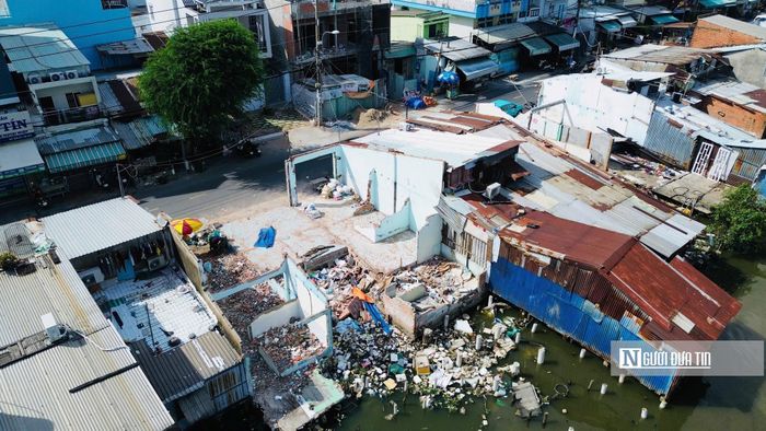 Năm 2027, số căn nhà được di dời lũy kế dự kiến đạt 5.139 căn. Thành phố đồng thời đặt mục tiêu đưa vào sử dụng 3.510 căn nhà ở xã hội từ nguồn vốn ngoài ngân sách và khởi công 11 dự án đầu tư công.