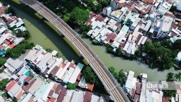 Những căn nhà ven Rạch Văn Thánh có tuyến metro đi ngang.