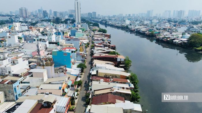 Khu vực quận 8 cũ là nơi có quy mô di dời lớn nhất, với 19 tuyến kênh, rạch và khoảng 14.950 căn nhà thuộc diện di dời.