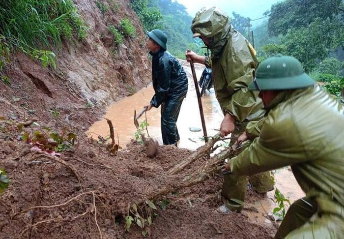 Khắc phục điểm sạt lở ở xã Tam Chung. (Ảnh: CTV)