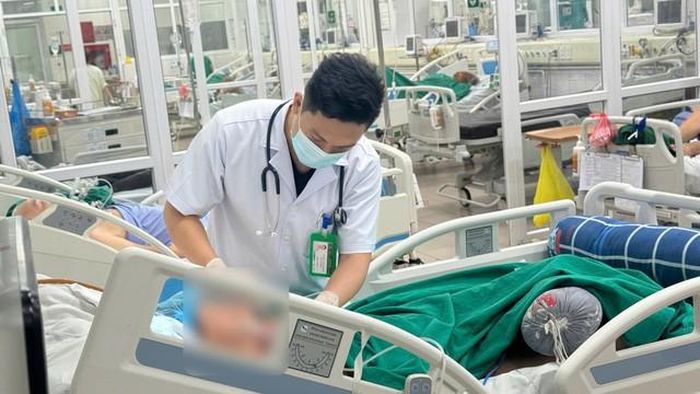 Bệnh nhân được các bác sĩ theo dõi. Ảnh: Bệnh viện Bệnh Nhiệt đới Trung ương