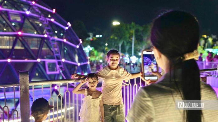 Người dân lưu lại khoảnh khắc.Chị Phạm Hạnh (phường Nghĩa Lộ) bày tỏ, nơi đây được hoàn thiện trở thành điểm dừng chân của người dân Quảng Ngãi. "Hôm nay mặc dù không phải ngày cuối tuần nhưng rất đông người dân tới tham quan, các bé nhà tôi cũng rất thích khi tới đây", chị nói.