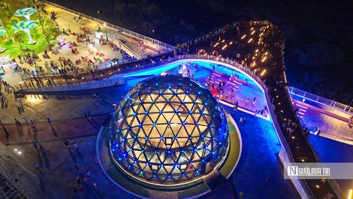 Từ đài vọng cảnh, người dân có thể quan sát không gian mặt nước sông Trà Khúc và khu vực hai bên bờ. Đặc biệt, từ khi đập dâng hạ lưu sông Trà Khúc đi vào hoạt động, đoạn sông qua khu vực trung tâm có thêm mặt nước, góp phần tạo cảnh quan rộng mở hơn.