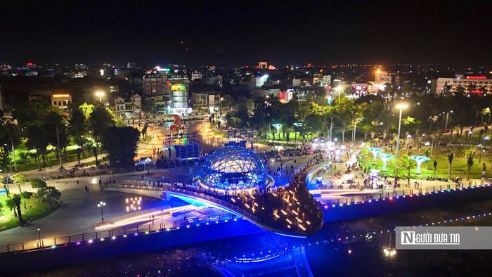 Những ngày cuối tháng 8, khi trời vừa tối, khu vực Công viên Ba Tơ, phường Nghĩa Lộ (Quảng Ngãi) bắt đầu đông người. Người đi bộ, tập thể dục, các gia đình đưa trẻ nhỏ đến vui chơi, nhiều bạn trẻ dừng lại chụp ảnh bên những công trình kiến trúc mới ven sông.