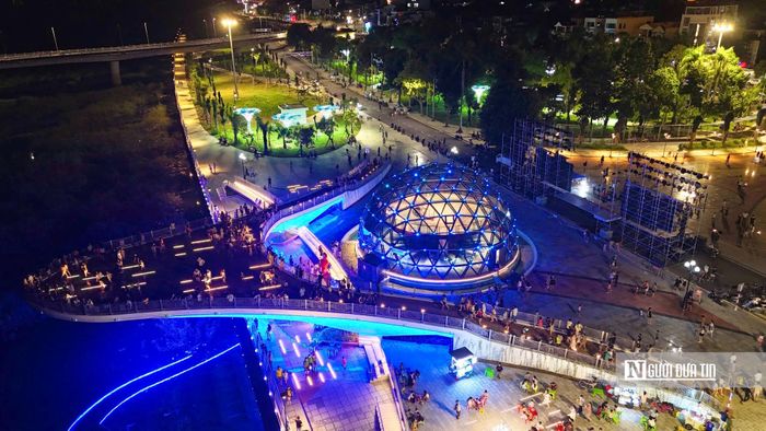 Hiện các đơn vị liên quan đang tiếp tục thử nghiệm các kịch bản chiếu sáng mỹ thuật và phun nước. Hệ thống ánh sáng tại bán cầu được vận hành với nhiều hiệu ứng khác nhau, tạo điểm nhấn khi đêm xuống. Các hạng mục đang được hoàn thiện, vận hành thử nhằm phục vụ người dân và du khách trong dịp Quốc khánh 2/9.