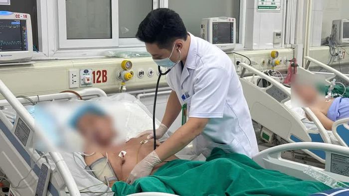 Bệnh nhân nguy kịch vì mắc bệnh Whitmore được điều trị tích cực tại Bệnh viện Bệnh nhiệt đới Trung ương. Ảnh: Báo Xây dựng