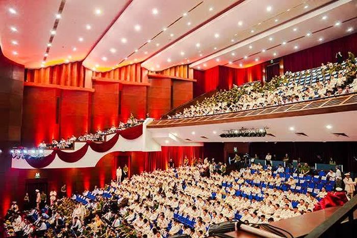 Đông đảo cán bộ, chiến sĩ Công an Đà Nẵng thưởng thức chương trình nghệ thuật "Dưới lá cờ Tổ quốc”.