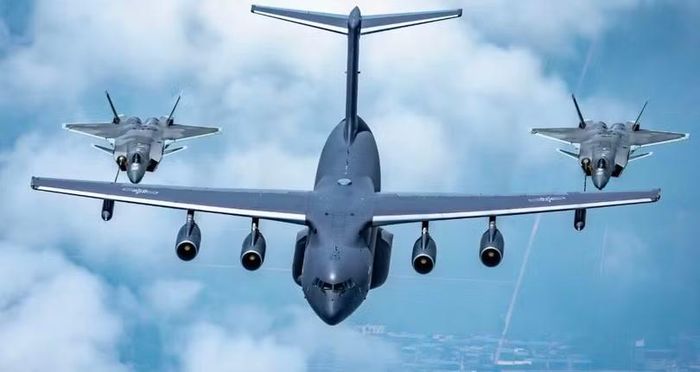 Máy bay tiếp nhiên liệu YY-20 tiếp nhiên liệu cho hai máy bay chiến đấu tàng hình J-20. Ảnh: MW.