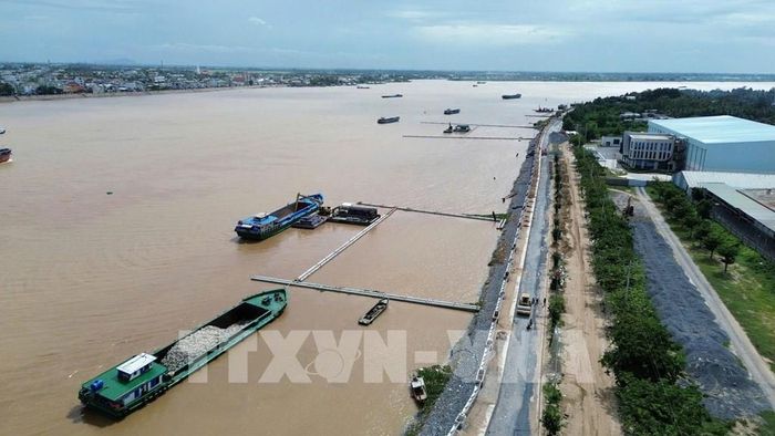Đồng Tháp tập trung huy động, bố trí nguồn lực để đầu tư các công trình xử lý sạt lở. Ảnh: Công Trí - TTXVN
