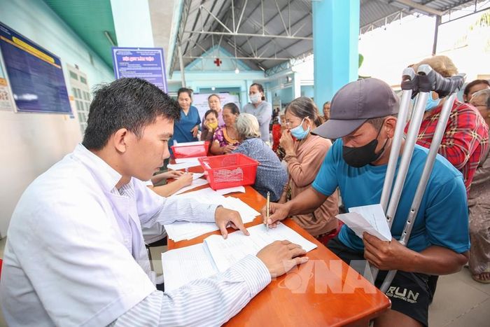 Người dân xã Ninh Điền, tỉnh Tây Ninh, được khám sức khỏe, cấp thuốc và tặng quà. Ảnh: Giang Phương - TTXVN
