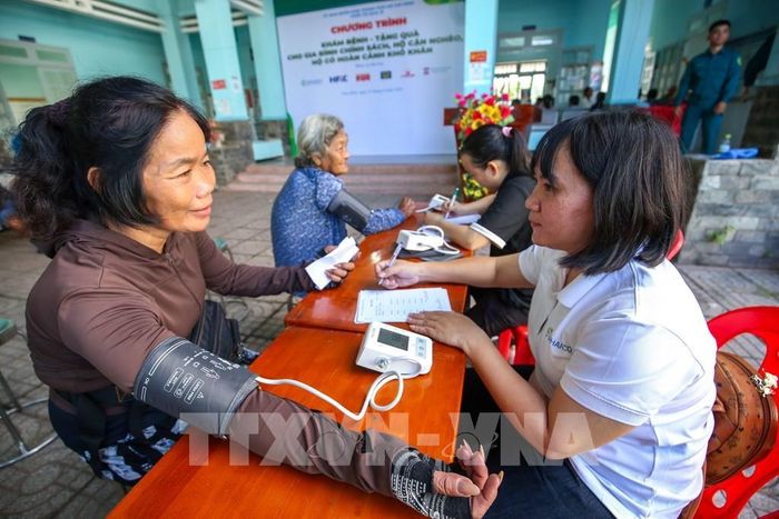 Khám bệnh, cấp thuốc miễn phí và tặng 200 phần quà cho các hộ nghèo, hộ có hoàn cảnh khó khăn tại Trạm Y tế xã Ninh Điền, tỉnh Tây Ninh. Ảnh: Giang Phương - TTXVN