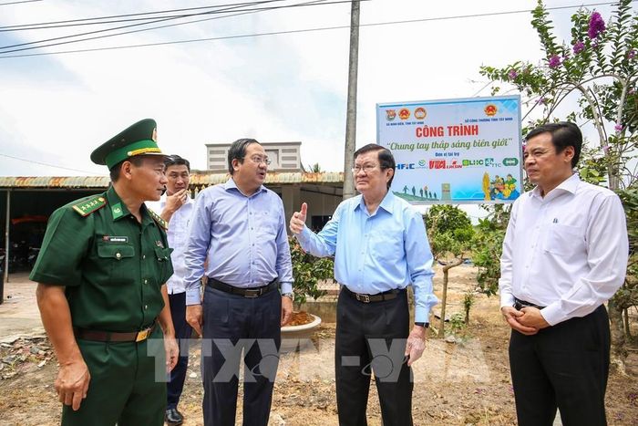 Nguyên Chủ tịch nước Trương Tấn Sang cùng lãnh đạo tỉnh Tây Ninh và các đơn vị liên quan khảo sát công trình “Chung tay thắp sáng biên giới” trên tuyến đường tuần tra biên giới tại xã Ninh Điền, tỉnh Tây Ninh. Ảnh: Giang Phương - TTXVN