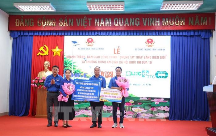 Đơn vị đồng hành trao tặng 1.000 quyển tập, 80 sổ tay và 2.000 cây viết cho Đoàn Thanh niên xã Ninh Điền, tỉnh Tây Ninh để trao tặng học sinh có hoàn cảnh khó khăn. Ảnh: Giang Phương - TTXVN