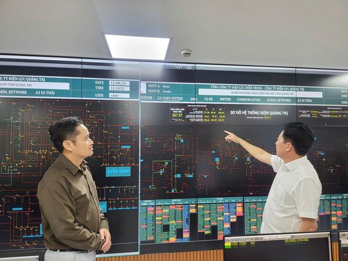 Giám đốc Công ty Điện lực Quảng Trị Hoàng Hiếu Trung trao đổi với phóng viên TTXVN. Ảnh: Bnews/TTXVN