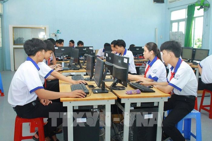 Các em học sinh tham gia cuộc thi “Lập trình cùng AI” do Trung tâm Phát triển Khoa học, Công nghệ và Tài năng trẻ, Trung ương Đoàn phối hợp với Tỉnh đoàn Đồng Tháp tổ chức. Ảnh: TTXVN phát