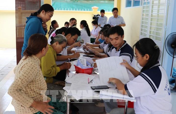 Các đoàn viên, học sinh ở xã An Thạnh Thủy, tỉnh Đồng Tháp hỗ trợ tích hợp dữ liệu sức khỏe cho người dân. Ảnh: Hữu Chí - TTXVN