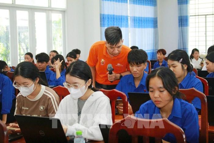 Lớp tập huấn “Bình dân học vụ số” dành cho cán bộ tại cơ sở do Trung tâm Phát triển Khoa học, Công nghệ và Tài năng trẻ, Trung ương Đoàn phối hợp với Tỉnh đoàn Đồng Tháp tổ chức. Ảnh: TTXVN phát