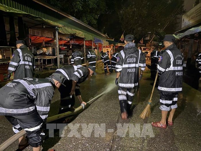 Các chiến sĩ chuẩn bị hệ thống nước để thau rửa toàn bộ chợ. Ảnh: Tiến Vĩnh – TTXVN
