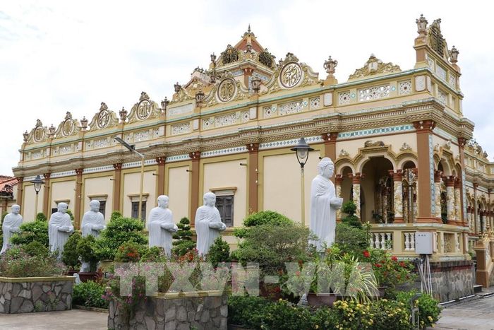 Chùa Vĩnh Tràng (phường Mỹ Phong) là một trong những di tích thu hút đông du khách đến tham quan. Ảnh: Hồng Thái - TTXVN