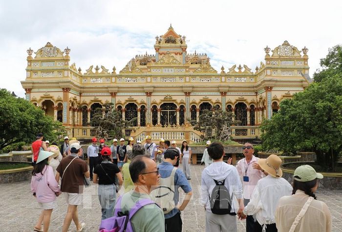 Chùa Vĩnh Tràng (phường Mỹ Phong) là một trong những di tích thu hút đông du khách đến tham quan. Ảnh: Hồng Thái - TTXVN