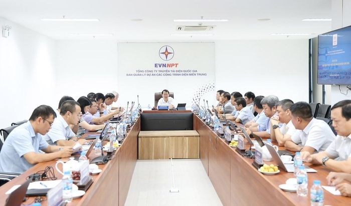 Buổi làm việc của lãnh đạo EVNNPT về kết quả đầu tư xây dựng 8 tháng đầu năm 2026 và mục tiêu 4 tháng cuối năm của CPMB. Ảnh: Thúy Hiền/BNEWS/TTXVN