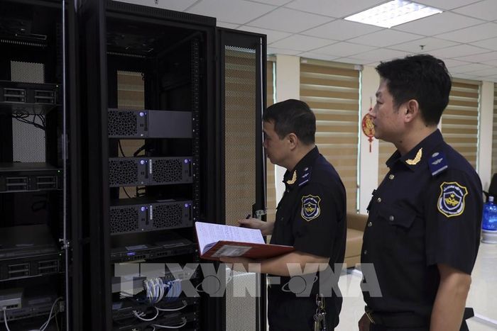 Hải quan khu vực VIII kiểm tra hệ thống hạ tầng thông tin. Ảnh: Đức Hiếu - TTXVN
