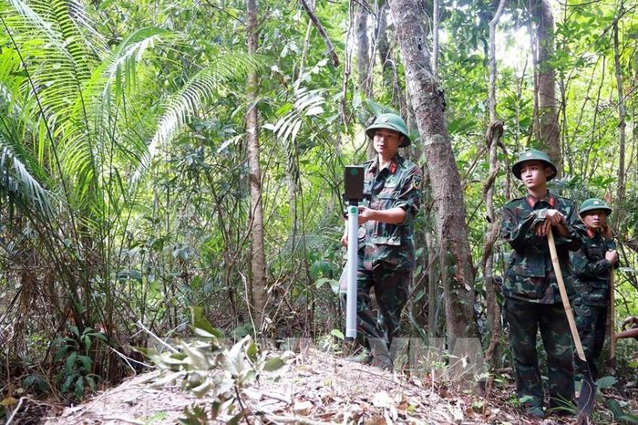 Bộ đội Công binh rà bom mìn, đảm bảo an toàn trước khi tìm kiếm, cất bốc hài cốt liệt sĩ. Ảnh: Xuân Triệu - TTXVN