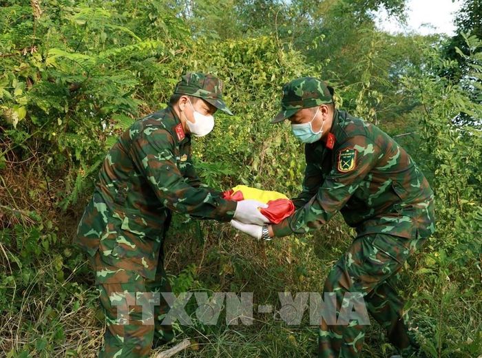 Đội Tìm kiếm, quy tập hài cốt liệt sĩ, Bộ Chỉ huy Quân sự tỉnh Khánh Hòa vượt rừng đưa hài cốt liệt sĩ được tìm thấy về Đài Liệt sĩ xã Vạn Ninh. Ảnh: Xuân Triệu - TTXVN