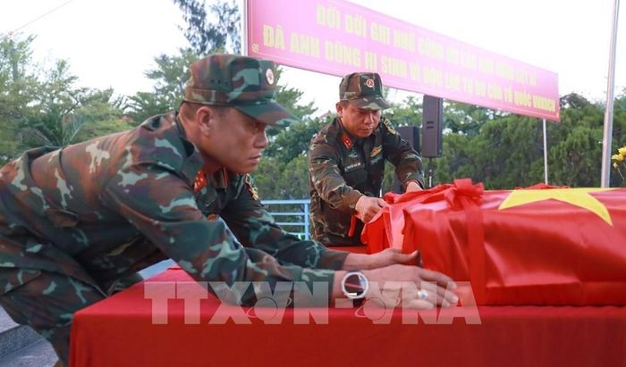 Hài cốt liệt sĩ được đưa về yên nghỉ tại Đài Liệt sĩ xã Vạn Ninh. Ảnh: Xuân Triệu - TTXVN