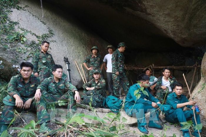 Lực lượng tìm kiếm, quy tập hài cốt liệt sĩ, Bộ Chỉ huy Quân sự tỉnh Khánh Hòa tranh thủ nghỉ giải lao sau quãng đường rừng và dốc đá. Ảnh: Xuân Triệu - TTXVN