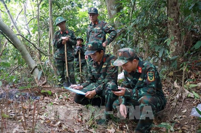 Đội Tìm kiếm, quy tập hài cốt liệt sĩ, Bộ Chỉ huy Quân sự tỉnh Khánh Hòa số hóa mộ liệt sĩ trước khi quy tập. Ảnh: Xuân Triệu - TTXVN