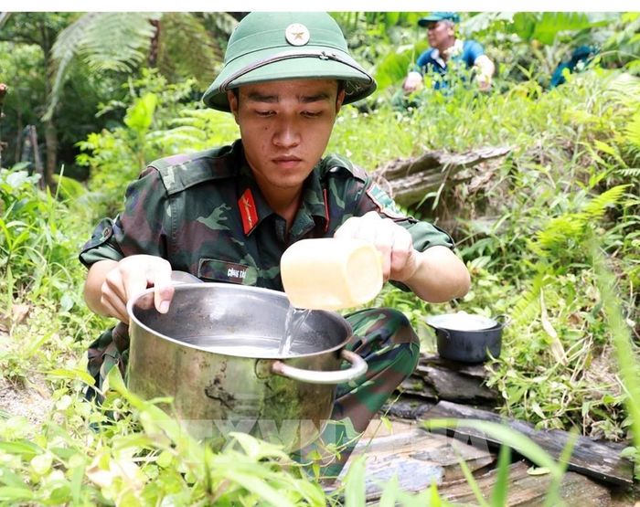 Chiến sĩ Đội Tìm kiếm, quy tập hài cốt liệt sĩ, Bộ Chỉ huy Quân sự tỉnh Khánh Hòa chắt chiu nước suối để sinh hoạt. Ảnh: Xuân Triệu - TTXVN